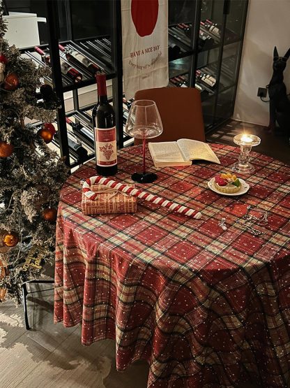 Rot karierte Feiertagstischdecke, weihnachtliche Esszimmerdekoration für warmes und festliches Ambiente